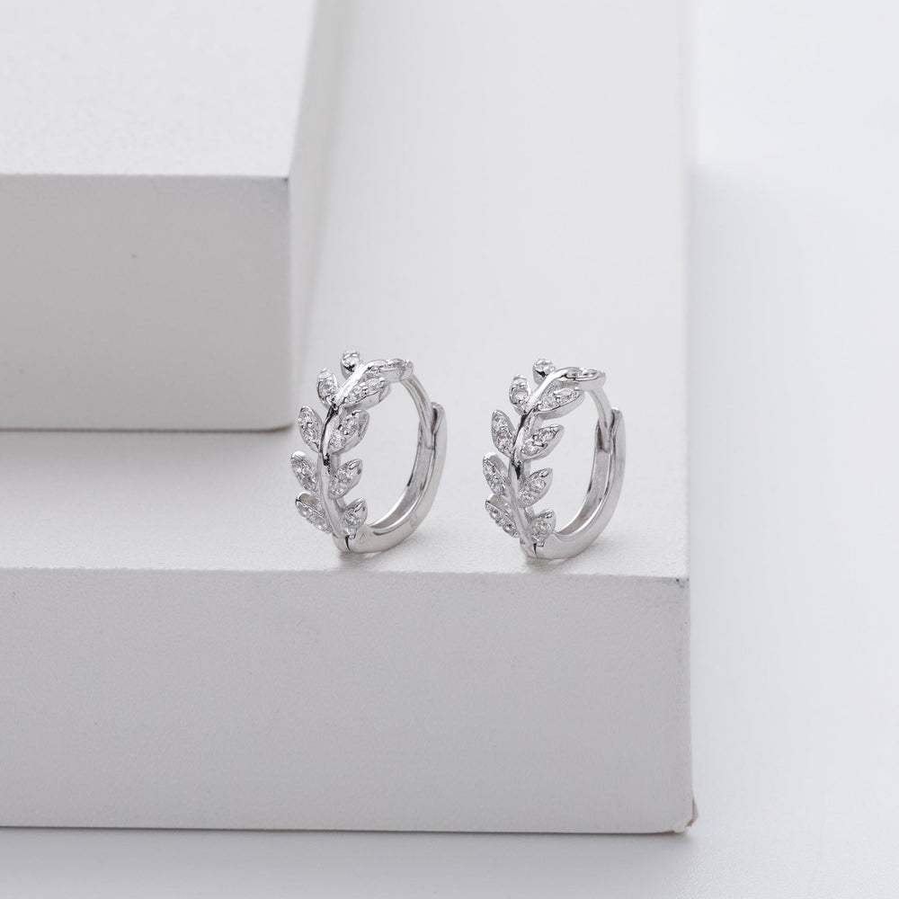 Laticia – tyylikkäät korvakorut lehtikuviolla ja kiviupotuksella