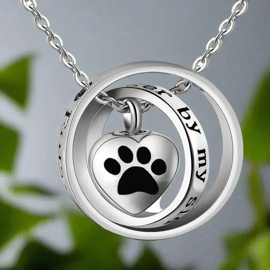 Muistokaulakoru tassunjäljellä ruostumattomasta teräksestä